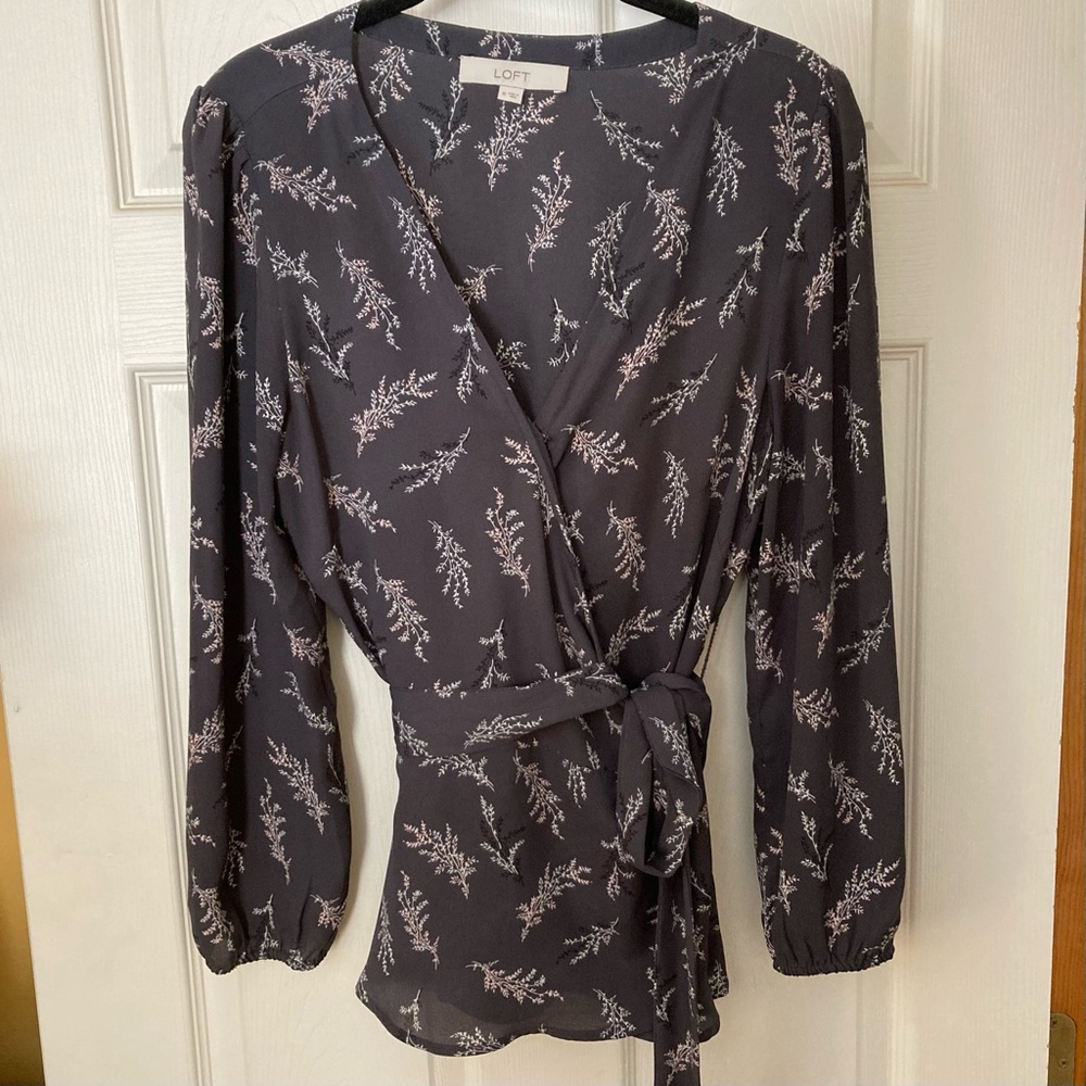 Ann Taylor LOFT gray floral wrap top size medium.